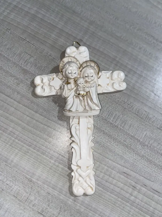 RECUERDO RESINA CRUZ SAGRADA FAMILIA CARICATURA 