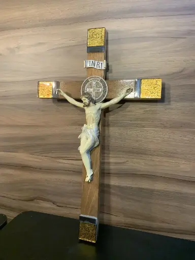 [0003252] FIGURA DE RESINA CRISTO MED 4 CUADROS ORO NOGAL