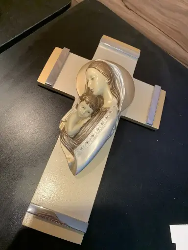 [0007959] FIGURA DE RESINA MADONA TERNURA MED EN CRUZ